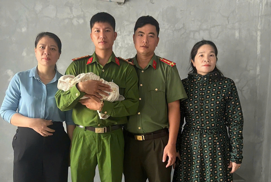 Bé trai 3 ngày tuổi bị bỏ rơi ở chùa kèm bức thư của người mẹ
