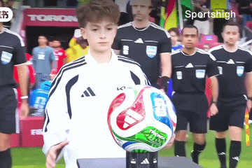 Cậu bé nháy mắt gây sốt World Cup 2026 là ai? Danh tính khiến nhiều người bất ngờ