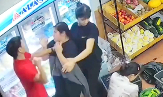 Công an yêu cầu người đàn ông hành hung thai phụ tại cửa hàng hoa quả ra trình diện