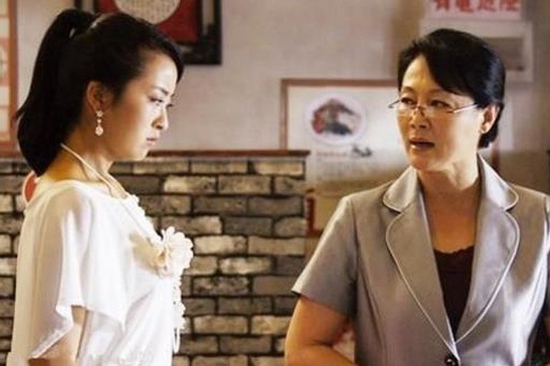 Mẹ chồng lên chơi, nhìn mâm cơm con dâu nấu rồi nói một câu khiến tôi nghẹn đắng lòng không thể ngồi ăn tiếp