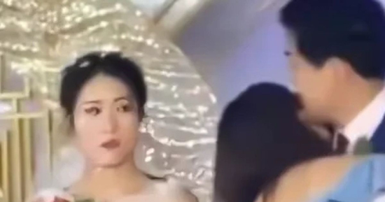 Chú rể khóc nấc khi bị tình cũ ôm hôn đắm đuối giữa đám cưới, cô dâu 