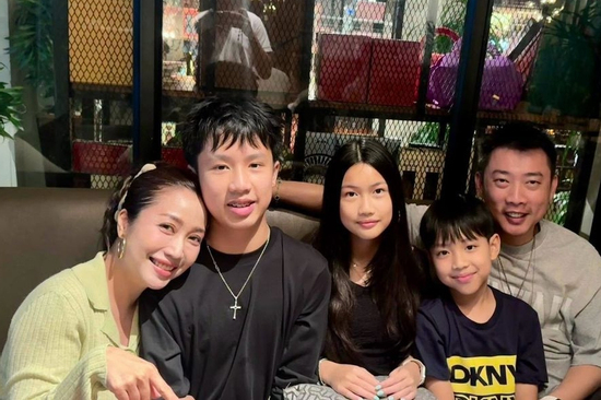Người đẹp từng đỗ 2 thủ khoa và cú rẽ bất ngờ thành nghệ sĩ nổi tiếng Vbiz, cuộc sống giờ ra sao?