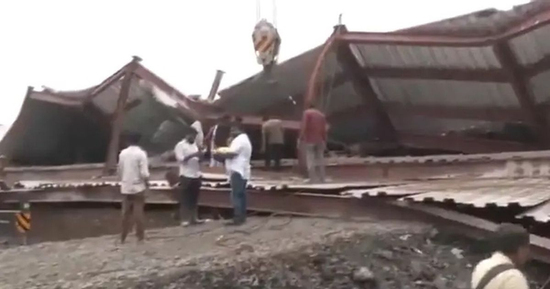 Vụ mái nhà bất ngờ đổ sập, 3 người thiệt mạng: Hiện trường xót xa