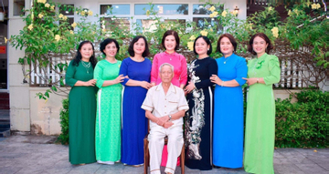 Gia đình Thanh Hóa có 7 con gái hiếu thảo, người là đại tá, người chủ khách sạn