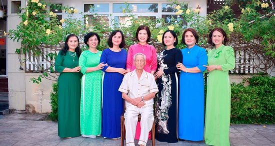 Gia đình Thanh Hóa có 7 con gái hiếu thảo, người là đại tá, người chủ khách sạn