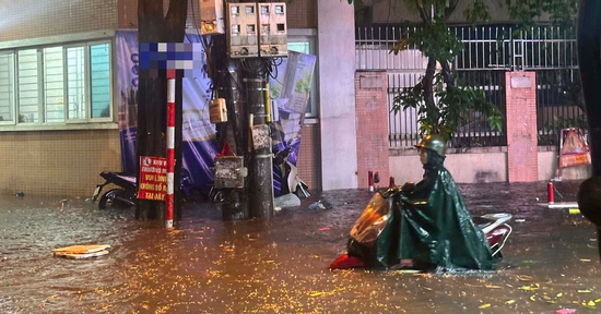Bố đăng bài khoe con đỗ trường chuyên, con trai hỏi một câu khiến mẹ lặng người