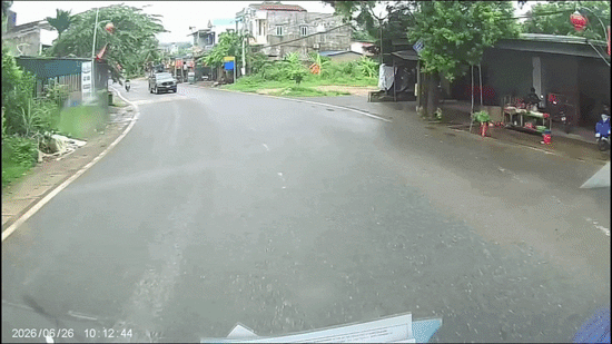 Clip: Bán tài đi 'cướp đường' suýt đâm xe đối diện