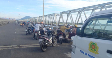 Thương tâm người mẹ bất ngờ nhảy cầu ngay trước mặt con trai