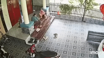 Clip: Nữ tài xế lùi xe húc đổ cửa, ‘đỗ’ ở sân nhà