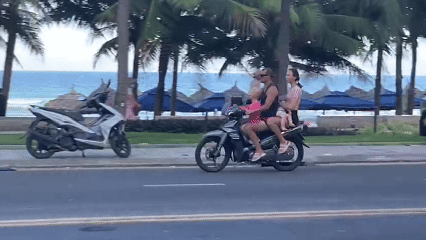 Du khách đầu trần chạy xe máy 'quậy tung' Đà Nẵng