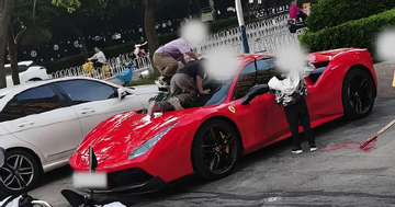 Ferrari 14 tỷ bị 4 đứa trẻ leo lên làm cầu trượt, chủ xe nói một câu gây tranh luận