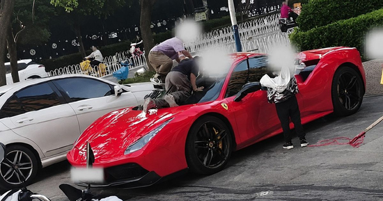 Ferrari 14 tỷ bị 4 đứa trẻ leo lên làm cầu trượt, chủ xe nói một câu gây tranh luận
