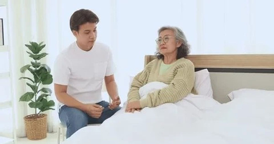 Về già không đủ tiền trả viện phí, một câu nói của con rể khiến tôi cảm thấy hối hận