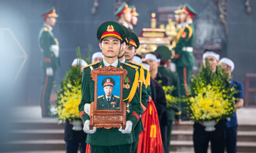 Xúc động hình ảnh đồng đội, người dân tiễn biệt Anh hùng La Văn Cầu