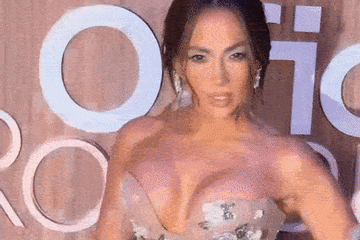 Ca sĩ Jennifer Lopez khoe ngực khủng tuổi U60 khi đi ra mắt phim
