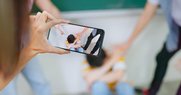 Cấm phát tán clip bạo lực học đường: Không phải che giấu sai phạm, mà là bảo vệ trẻ em