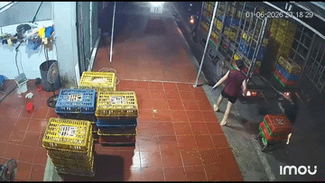 Clip: Taxi phóng nhanh, lao thẳng vào đuôi xe tải đang đỗ