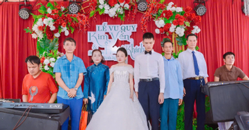 Mẹ dắt tay con gái khiếm thị vào lễ đường ở Nghệ An, nhiều người rơi nước mắt