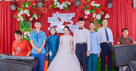 Mẹ dắt tay con gái khiếm thị vào lễ đường ở Nghệ An, nhiều người rơi nước mắt
