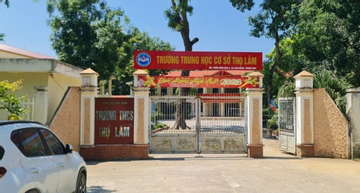 Thầy giáo tiếng Anh lấy đề thi của trường về cho học sinh làm trước