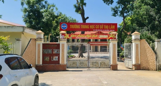 Thầy giáo tiếng Anh lấy đề thi của trường về cho học sinh làm trước