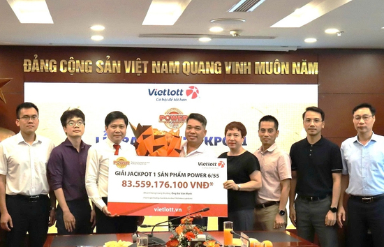 Chân dung người trúng độc đắc Vietlott hơn 83,5 tỷ: Lý do không đeo mặt nạ nhận thưởng