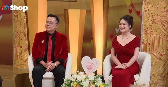 Chồng quỳ gối cầu hôn vợ sau 13 năm chung sống, kể chuyện tình từng bị ngăn cản