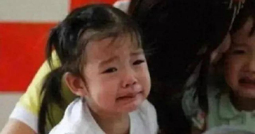 Đi học về con 3 tuổi không dám đi vệ sinh, mẹ bật khóc khi phát hiện sự thật