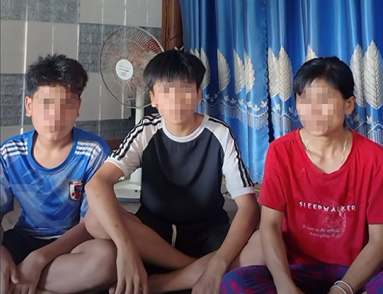Tài xế xe ghép tăng giá cước giữa đường, 2 thiếu niên đành gán điện thoại