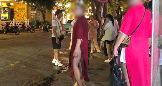 Xác minh vụ du khách nước ngoài mặc áo dài phối bikini gây bức xúc ở Hội An