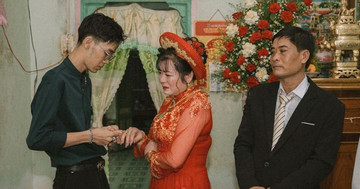 Cô dâu U50 bật khóc trước lời chúc phúc của con trai chồng