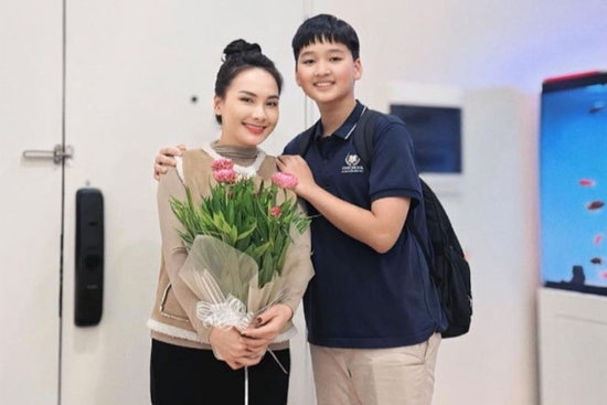 Bảo Thanh nghẹn ngào nhìn lại hành trình làm mẹ, con trai phổng phao, visual chuẩn 