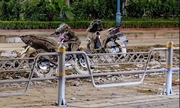Truy tìm xe làm rơi bùn đất khiến loạt xe máy trượt ngã gần cầu Nhật Tân