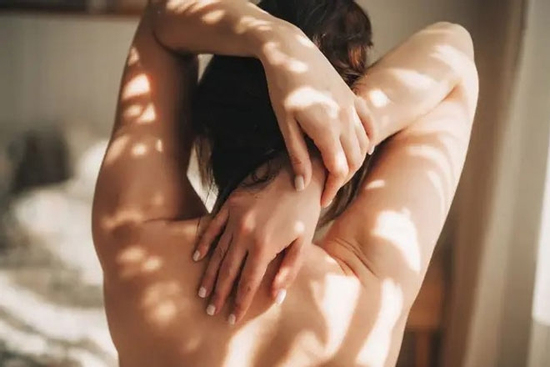 Muốn về già vẫn đi thẳng lưng, không khom người? Đây là những điều nên làm từ sớm