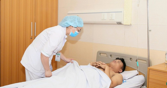 Nam thanh niên bị xe tải chèn qua người khi đang đứng trước nhà