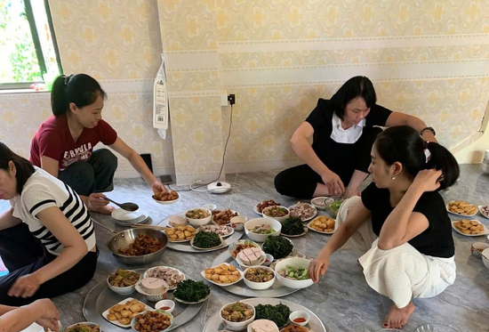 Vị phụ huynh làm mâm cơm 7 món, mời thí sinh thi tốt nghiệp THPT ăn nghỉ tại nhà
