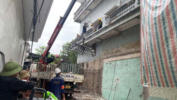 Vụ xịt nước vào thợ xây nhà hàng xóm: Cưỡng chế phá dỡ ban công vi phạm