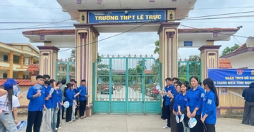 Hiệu trưởng ở Quảng Trị lên tiếng về phản ánh giám thị chỉ bài thi cho con trai