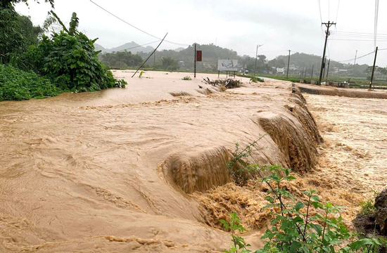 Mưa lớn gây ngập sâu ở Thái Nguyên, một bé trai bị lũ cuốn mất tích