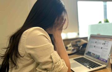 Nàng dâu viết 5 câu 'kể tội' chồng trên mạng, cả nhà họp khẩn giữa đêm