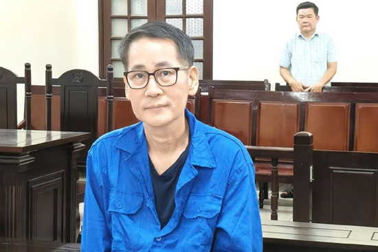 Đạo diễn Lê Minh thừa nhận tạt sơn, mắm tép vào nhà người vay tiền rồi bỏ chạy