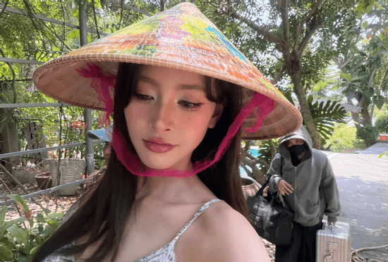 Hoa hậu Tiểu Vy gây chú ý với phong cách giản dị khi du lịch miền Tây