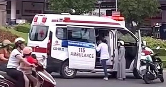 Khoảnh khắc xe cấp cứu dừng giữa đường cứu bé trai thu hút hàng nghìn lượt thích