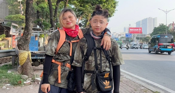 Mẹ giáo viên cùng con 'nghỉ hè chẳng giống ai', đi bộ 45 ngày xuyên miền Trung