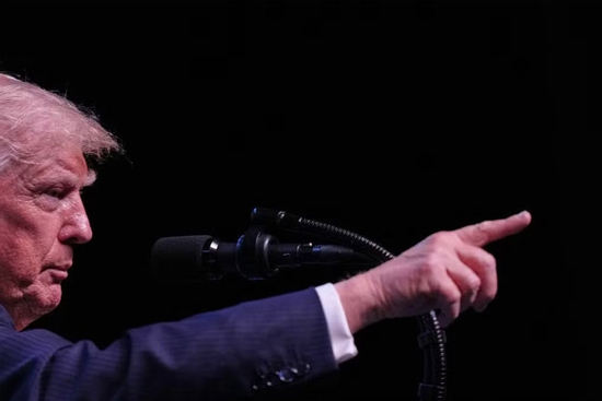 Tổng thống Mỹ Trump tuyên bố tái phong tỏa Iran, thu phí 20% các tàu qua eo biển Hormuz