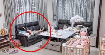 Camera ghi lại cảnh vô tâm của bảo mẫu: Mải lướt điện thoại, để mặc cặp sinh đôi quấy khóc