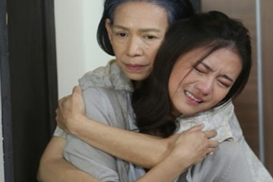 Chăm mẹ chồng liệt giường 1 tháng, bà lén dúi vào tay tôi sổ tiết kiệm 3 tỷ kèm một yêu cầu khiến tôi hoảng hồn