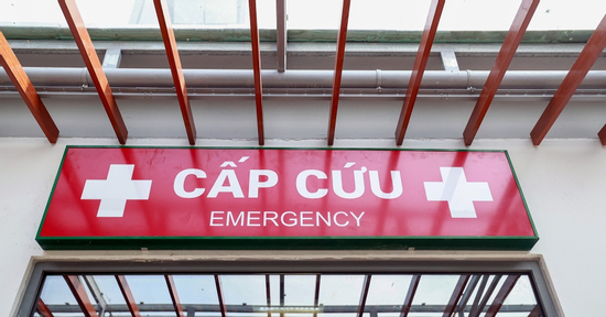 Con 4 tuổi tăng vọt huyết áp, đau dữ dội vì sai lầm của mẹ khi chữa nghẹt mũi