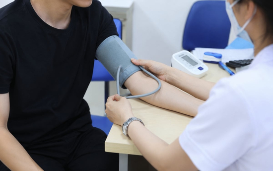 29 tuổi nhập viện vì huyết áp 190: Thức khuya, cà phê và ăn mặn tích tụ thành bệnh