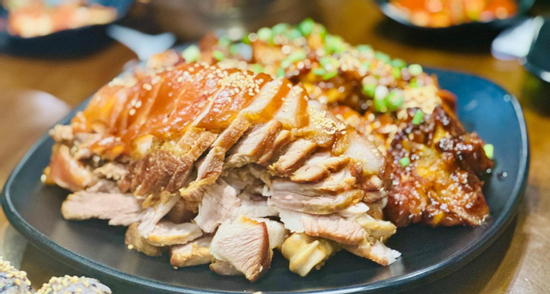 Người trung niên ăn chân giò thường xuyên, có thể xuất hiện 5 thay đổi